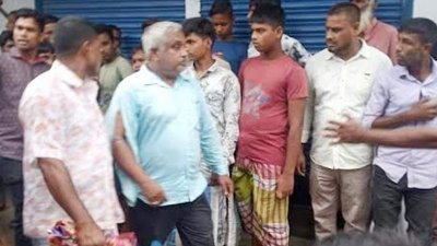 ঘুষ চাওয়ার অভিযোগে গত মঙ্গলবার শহিদুল ইসলামকে পিটুনি দেয় জনতা