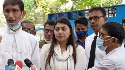 মামলার বাদী ও আইনজীবী কামরুন নাহার লিজা