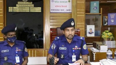 অভিযুক্ত নারীকে গ্রেফতারের পর প্রেস ব্রিফিং করে লালমোহন থানা পুলিশ