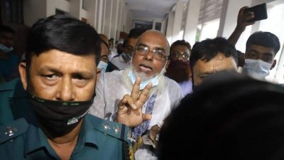 আদালতে ড্রাইভার মালেক। ছবি: মেহেদী হাছান জয়