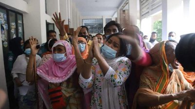 আদালতে মালেকের পরিবারের সদস্যরা