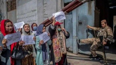 অধিকারের দাবিতে রাস্তায় নেমেছেন আফগান নারীরা