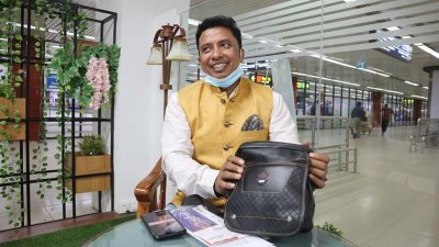 হাত ব্যাগ ধরে আছেন সৌদি আরব প্রবাসী ইউসুফ কবির