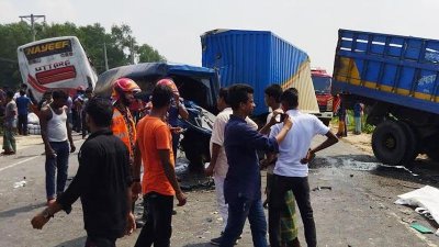 টাঙ্গাইলের কালিহাতীতে বাস, ট্রাক ও কাভার্ডভ্যানের সংঘর্ষ