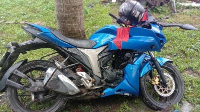 দুর্ঘটনার শিকার মোটরসাইকেলটি