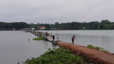 ঝাঁপা বাঁওড়ের ভাসমান সেতুর কারণে স্থানীয়দের যাতায়াত হয়েছে সহজ ও নিরাপদ