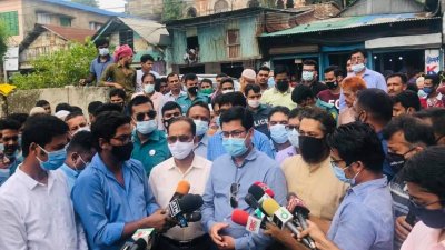 গণমাধ্যমকর্মীদের সঙ্গে কথা বলছেন ব্যারিস্টার শেখ ফজলে নূর তাপস,