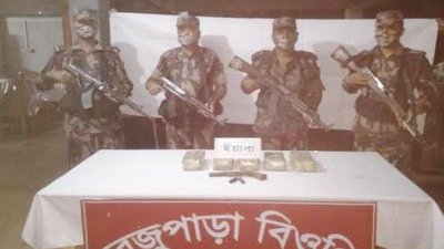 ঘটনাস্থল থেকে ইয়াবা ও দেশীয় বন্দুক উদ্ধার করেছে বিজিবি।
