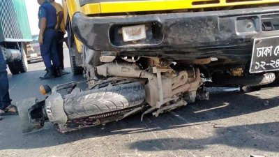 ট্রাকের চাকার নিচে চলে যায় মোটরসাইকেলটি
