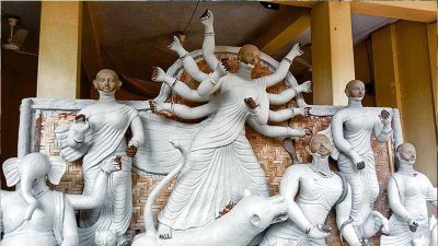 চলছে প্রতিমায় রঙয়ের কাজ