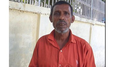 মেম্বার স্ত্রীর ষড়যন্ত্রে ‘মৃত’ শফিকের নিজেকে জীবিত প্রমাণে ধরনা