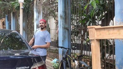 ফিটনেস টেস্ট দিয়ে বের হচ্ছেন নাসির হোসেন। ছবি: রবিউল ইসলাম