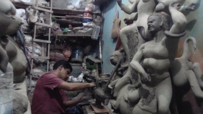 ব্যস্ত প্রতিমা শিল্পী