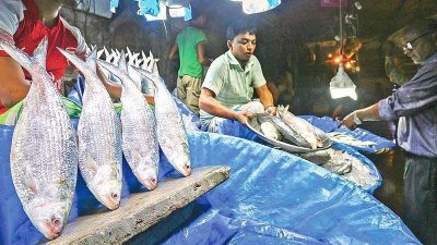 নিষেধাজ্ঞার খবরে মোংলার বাজারে ভিড় করছেন ক্রেতারা