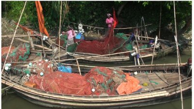 জেলেরা জাল-নৌকা নিয়ে নদী থেকে ফিরছেন বাড়ি