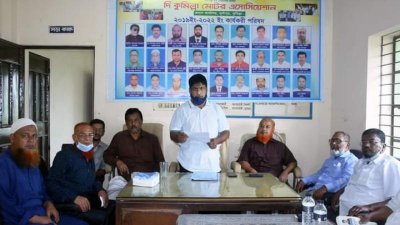 সংবাদ সম্মেলনে পরিবহন মালিক শ্রমিক ঐক্যপরিষদের নেতারা