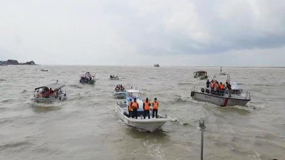 ইলিশ শিকার বন্ধের প্রথম দিনে চাঁদপুরে টাস্কফোর্সের মহড়া
