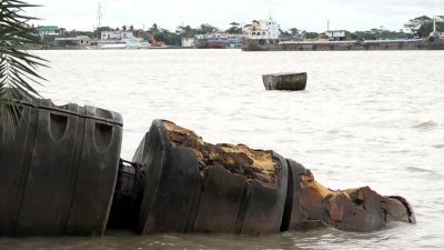 দুটি ড্রেজার খুলনার রূপসা নদীতে ডুবে গেছে