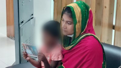 শিশু সন্তান নিয়ে মন্ত্রণালয়ে এসেছেন রাবেয়া