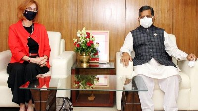 সুইজারল্যান্ডের রাষ্ট্রদূত মিজ নাথালি চুয়ার্ড এবং বেসামরিক বিমান পরিবহন ও পর্যটন প্রতিমন্ত্রী মো. মাহবুব আলি