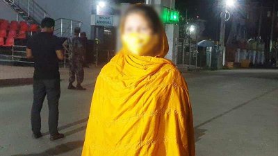 স্বদেশে ফেরা ভারতীয় কিশোরী