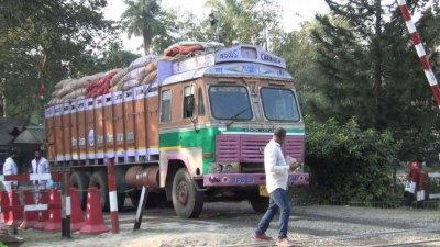 হিলি স্থলবন্দরে ভারত থেকে আসা পণ্যবাহী ট্রাক