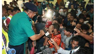 ক্ষুব্ধ যাত্রীদের শান্ত হওয়ার আহ্বান জানান বোয়ালিয়া মডেল থানার ওসি নিবারণ চন্দ্র বর্মণ