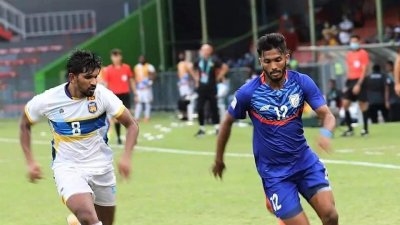ভারত-শ্রীলঙ্কার লড়াইয়ের একটি মুহূর্ত।