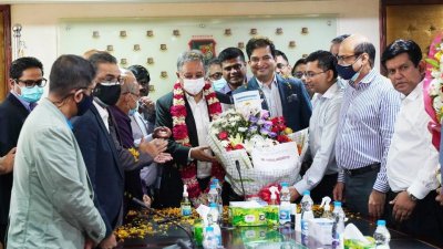 বিসিবি সভাপতিকে ফুল দিয়ে শুভেচ্ছা জানাচ্ছেন কাজী ইনাম আহমেদ।