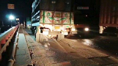 রাতে পণ্যবাহী ট্রাক চলাচল শুরু হলে নলকা সেতু এলাকায় যানজট দীর্ঘ হয়
