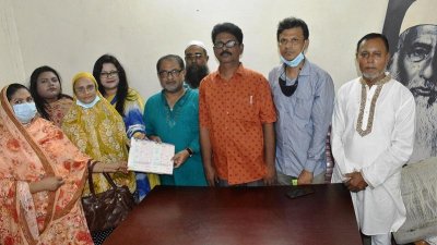 বাংলাদেশ ন্যাশনাল আওয়ামী পার্টির (ন্যাপ) কার্যালয়ে নেতাকর্মীরা