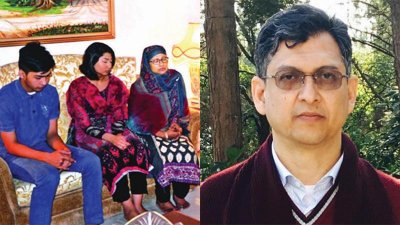 ছেলেমেয়ের মাঝে হাসিনা আহমেদ, (ডানে) সালাহ উদ্দিন আহমেদে