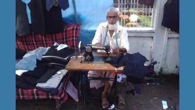 ফুটপাতে সেলাই করে মাসে আয় ৫০ হাজার