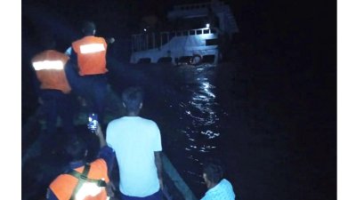 ডুবে যাওয়া জাহাজের নাবিকদের উদ্ধারে অভিযান