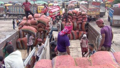 বিপাকে হিলি বন্দরে মরিচ কিনতে আসা ব্যবসায়ীরা