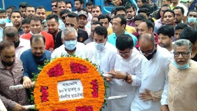 স্মৃতিস্তম্ভে পুষ্পস্তবক অর্পণের সময় বিএনপির নেতাকর্মীরা