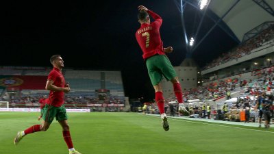 গোলের পর রোনালদোর স্বভাবসুলভ উদযাপন।