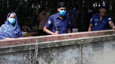 আদালতের নির্দেশে কবর থেকে লাশ উত্তোলন করা হয়