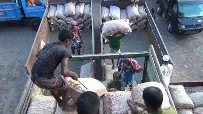 হিলি স্থলবন্দরে ভারত থেকে আমদানি করা পেঁয়াজ
