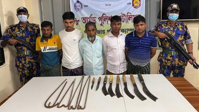 অস্ত্রসহ গ্রেফতার পাঁচ রোহিঙ্গা