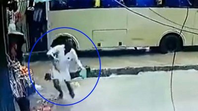 গত ২৫ আগস্ট আয়োজন রেস্টুরেন্টের সামনে নালায় পড়ে নিখোঁজ হন সালেহ আহমদ