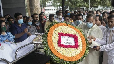 ফুলেল শ্রদ্ধা জানাচ্ছে তথ্যমন্ত্রী