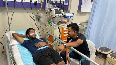 চোখের নিচে তিনটি সেলাই  পড়েছে  বিপলু আহমেদের