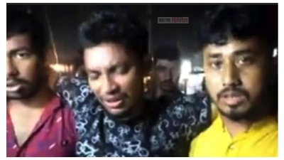 হামলায় আহত দোকানিকে চিকিৎসা দিতে নিয়ে যাচ্ছেন অন্যরা