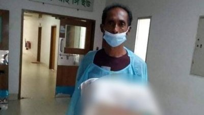 নানার হাতে মৃত প্রসব হওয়া শিশুটি