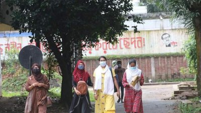ঢাবি ক্যাম্পাসে শিক্ষার্থীরা (ফাইল ছবি)