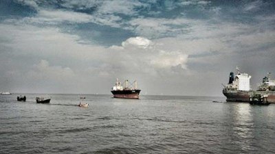 সকাল থেকে জাহাজে পণ্য খালাস বন্ধ