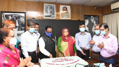 শেখ রাসেলের জন্মদিন উপলক্ষে জন্মদিন উপলক্ষে কেক কাটেন  খাদ্যমন্ত্রী