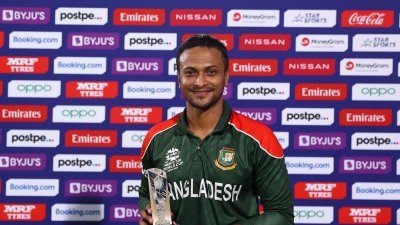 ওমানের বিপক্ষে ম্যাচসেরার পুরস্কার হাতে সাকিব।
