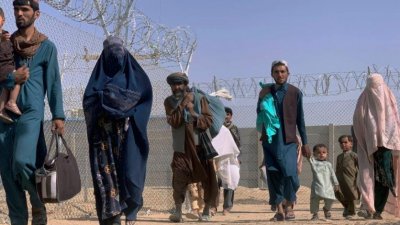 দেশ ছেড়ে পাকিস্তানে যাচ্ছেন আফগান শরণার্থীরা